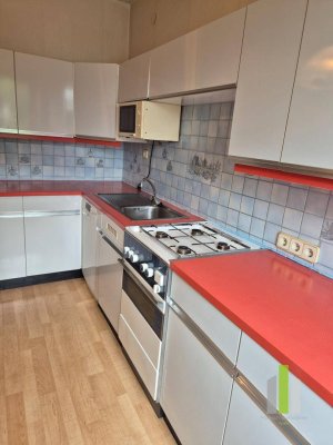 Renovierungsbedürftige 4 Zimmer Wohnung mit Loggia