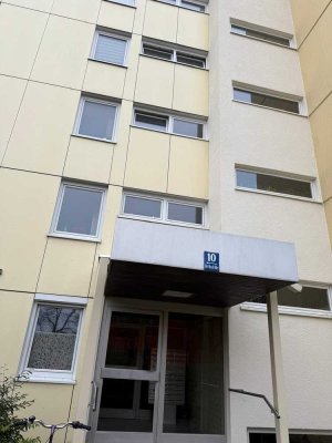 Helle möblierte 2-Zi Wohnung mit Balkon im 2. OG in Neuperlach in der nähe von PEP ( 4 min Zufluss)