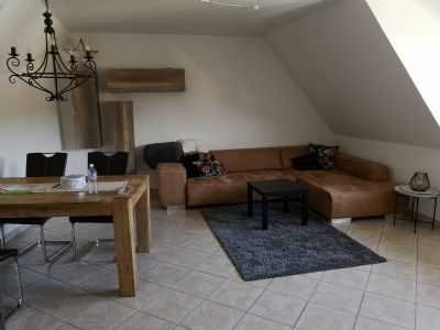 Freundliche 3-Zimmer-Dachgeschosswohnung mit Einbauküche in ruhiger, ländlicher Lage.