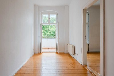 Elegante Altbauwohnung mit Balkon und Blick zur Admiralbrücke im begehrten Graefekiez