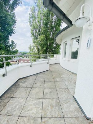 +++ MODERNE MAISONETTE / GALERIEWOHNUNG IN FRANKFURT-HAUSEN MIT ZWEI BALKONEN +++