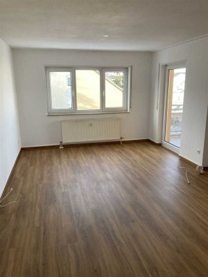 Gemütliche 2-Zimmer mit Wannenbad, Balkon und Laminat in sehr guter Lage! TG SP mgl.