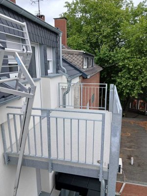 Erstbezug nach Sanierung: Geschmackvolle 2-Zimmer-Dachgeschosswohnung mit geh. Innenausstattung