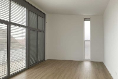 Attraktive und gepflegte 4,5-Zimmer-Penthouse-Wohnung mit Einbauküche in Untereisesheim
