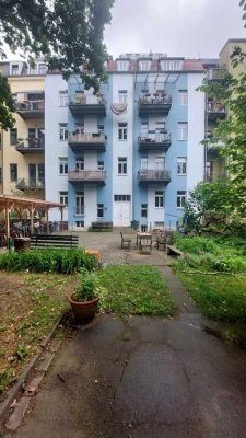 3-Raum-Wohnung mit Ladencharakter auf zwei Ebenen mit grünem Innenhof!