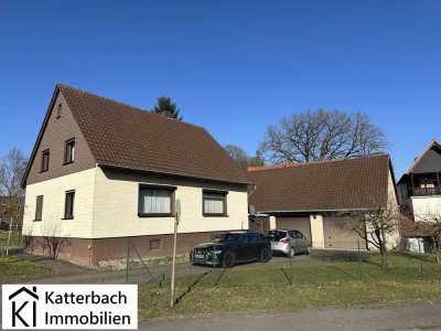 Gemütliches Ein- bis Zweifamilienhaus mit Nebengebäude und zwei Garagen in Nienstedt