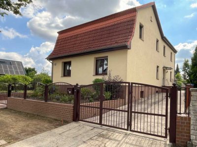 Gepflegtes Zwei-Parteienhaus mit großer freier Wohnung