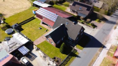 Einfamilienhaus mit Einliegerwohnung - 1 Hektar Land und Stahlhalle