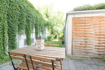 Sehr zentral gelegene Gartenwohnung – modern möbliert und lichtdurchflutet (English below)