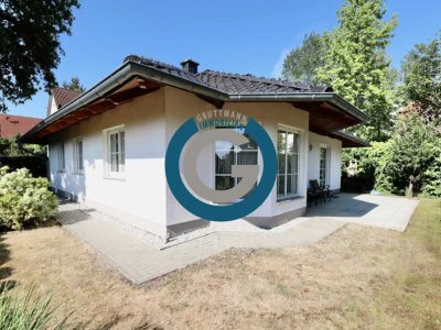 ATTRAKTIVER BUNGALOW - MIT FUSSBODENHEIZUNG, KAMIN & CARPORT - RUHIGE & IDYLLISCHE LAGE IM GRÜNEN