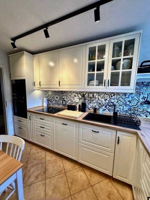 Bezugsfertige 3-Zimmer-Wohnung mit Kamin, Einbauküche und Carport