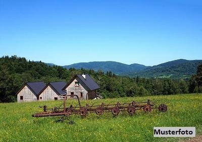 Historische Hofstelle mit Wohnhaus, moderner Stallanlage und landwirtschaftlichem Entwicklungspotenz