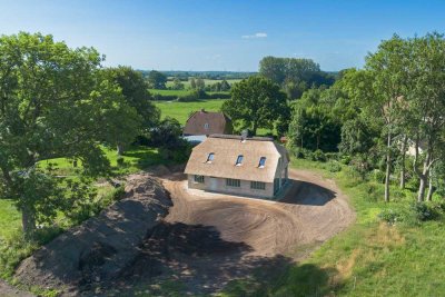 Reet-Neubau der besonderen Art auf großem Grundstück