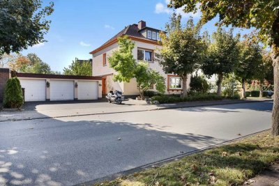 Gemütliches Zweifamilienhaus mit Garten und Garagen in Bad Lippspringe
