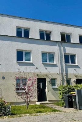 Von Privat: Sonniges Reihenhaus (BJ 2015) in ruhiger Anliegerstraße in Lichterfelde