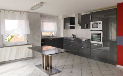 Familien-Wohntraum: Lichtdurchflutete "Dachgeschoss-Maisonette" mit viel Platz!