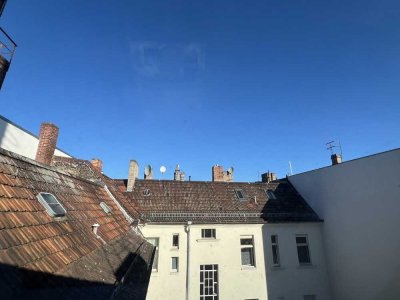 Freies Studio im schönen Altbau mit Dachausbau-Möglichkeit