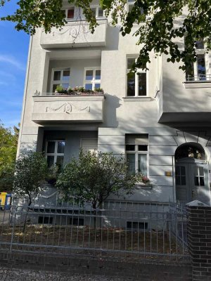 Altbaujuwel mit Großen Gaten, gepflegt und schöne Wohnungen...