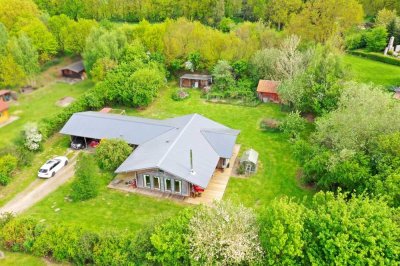 Holzhaus in Bungalowform mit einem ca. 3200 m² großen Grundstück