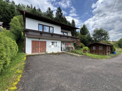 Wohnen mit Weitblick – Großzügiges Einfamilienhaus in Hanglage mit Garten und Bergblick