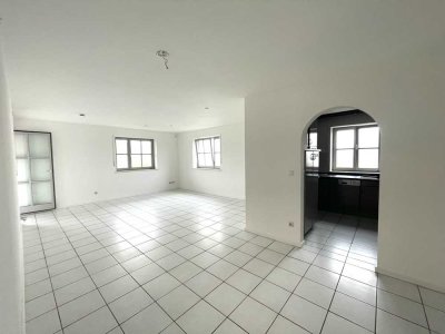 Jesenwang! Helle 3-Zimmer-Wohnung mit Südwest-Balkon, Ebk, Bad m. Fenster, Wanne & Dusche, + Garage