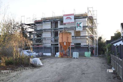 Neubau 
Fertigstellung März 2026
      moderne Technik
   Rollläden + Stellplatz