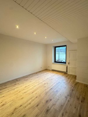 WG-GEEIGNET: 2-Zimmer-Wohnung mit hohen Decken und neuem Tageslichtbad