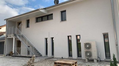 Helle 2 Zimmerwohnung mit Ebk Terasse und Garten