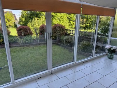 Den Sommer im eigenen Garten genießen. Einfamilienhaus mit Wintergarten und Garten.