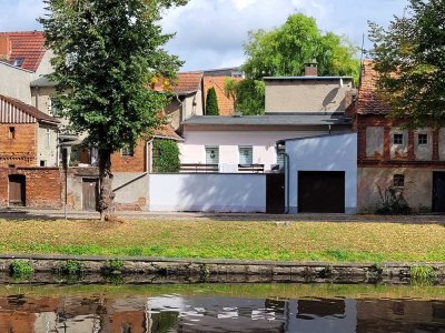 kleines Stadthaus am Fluss