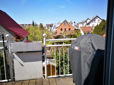 Charmante, helle-Maisonette-Wohnung mit Balkon und Einbauküche in Frankfurt am Main
