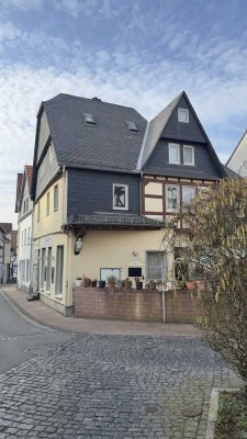 Attraktives Wohn- und Geschäftshaus mit etabliertem Gastronomiebetrieb in zentraler Lage von Grünber