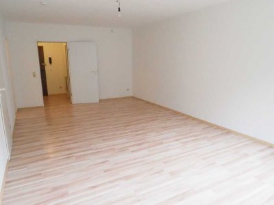 Perfekte 2-ZW zentral+Parkplatz+Fahrstuhl+Vollbad+Laminat+Einbauküche+sofort+