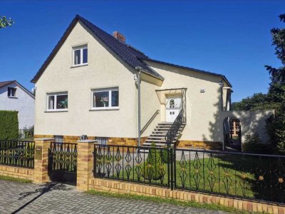 Sehr gepflegtes Einfamilienhaus in Top Lage in Falkensee mit großem Garten
2500 € - 133 m² - 6.5 Zi.