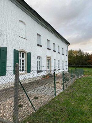 Haus im Haus! Wunderschöne, naturnahe Wohnung freut sich auf ruhiges Paar.