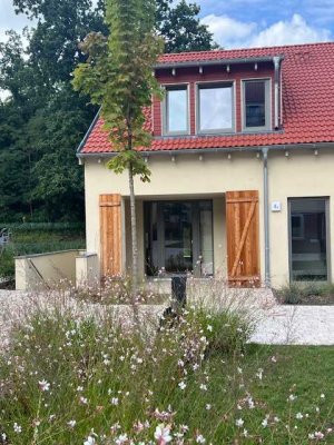 Besichtigung am So. 07.09. / 10.00 Uhr - Haus mit Garten und Grünblick, EBK, Parkett u.a.