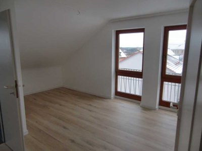 Helle 2-Zimmer-Dachgeschosswohnung mit Einbauküche in Stegaurach