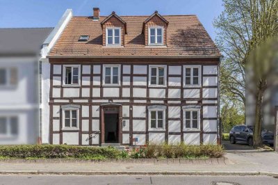 Aktuell ca. 8% Rendite, Denkmalgeschütztes MFH mit Sanierungsbedarf und Potential zur Vollvermietung