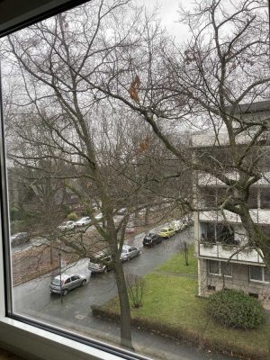 Gepflegte 2,5-Raum-Terrassenwohnung mit großem Balkon (10qm) und Einbauküche in Krefeld