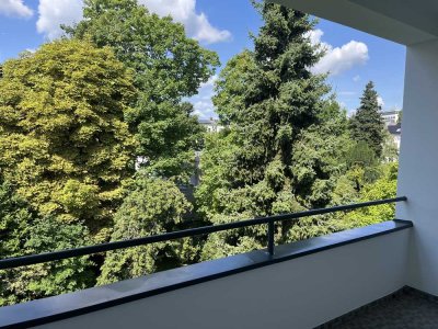 Stilvolle Zweizimmerwohnung mit großer Loggia in einer der schönsten Straßen Oberkassels