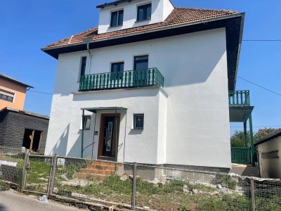 Reneevierungsbedürftiges Ein- Mehrfamilienhaus
