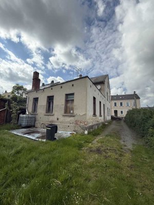 Renovierungsbedürftiges Haus mit Werkstatt und Garten