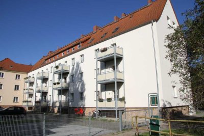Schöne 3-Raum-Wohnung mit Balkon - Eichenparkett - Badewanne - PKW Stellplatz