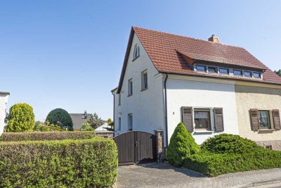 Exklusive Doppelhaushälfte mit Garage, Garten und Koiteich