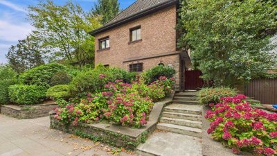 Familienfreundliches Zweifamilienhaus mit Charme und Entwicklungsmöglichkeiten