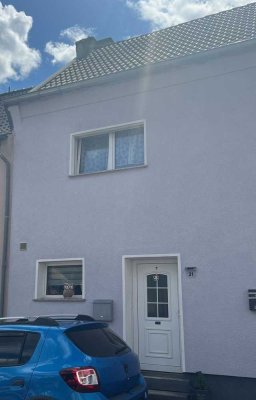 Kleine vermietete Doppelhaushälfte in ruhiger Seitenstrasse mit schönem Weitblick in VK-Ludweiler zu