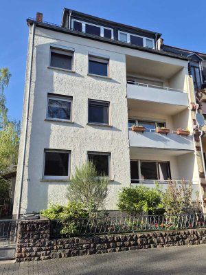 Von privat: 4-Zimmerwohnung mit Balkon in ruhiger Seitenstraße