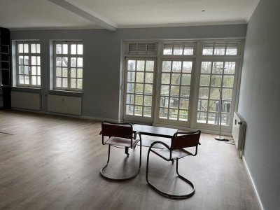 Geschmackvolle 5-Raum-Wohnung mit Balkon und Einbauküche in Bremen