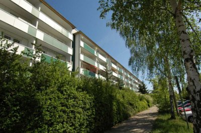 3-Raum-Wohnung mit Balkon und ebenerdiger Dusche.