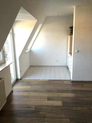 Schicke 1 Raum Wohnung, Einbauküche, Badewanne, Südbalkon, Parkplatz, Provisionsfrei
